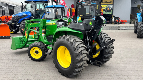 Ciągnik John Deere 3038E z ładowaczem czołowym John Deere 300E