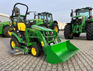 Ciągnik John Deere 1026R z ładowaczem i kosiarką miedzyosiową