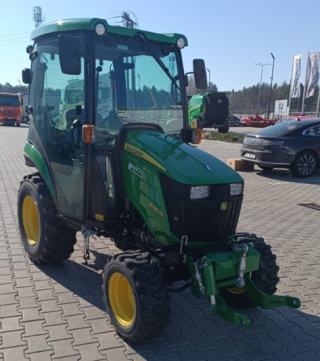 Ciągnik John Deere 2026R z kabiną i przednim tuzem