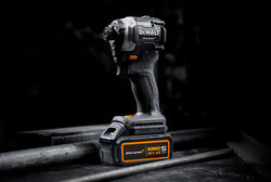 DEWALT Mclaren Zakrętarka udarowa 18V 2x5 Ah4