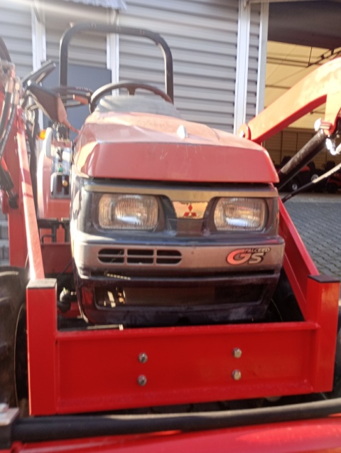 Ciągnik Mitsubishi z ładowaczem