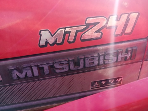 Ciągnik Mitsubishi z ładowaczem