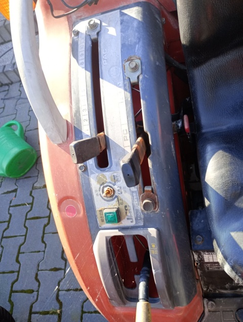 Ciągnik Mitsubishi z ładowaczem