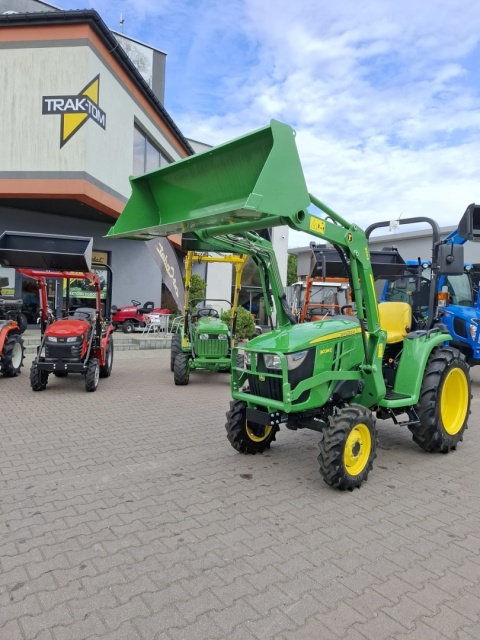 Ciągnik John Deere 3038E z ładowaczem czołowym John Deere 300E