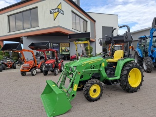 Ciągnik John Deere 3038E z ładowaczem czołowym John Deere 300E