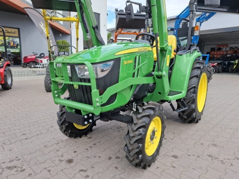 Ciągnik John Deere 3038E z ładowaczem czołowym John Deere 300E