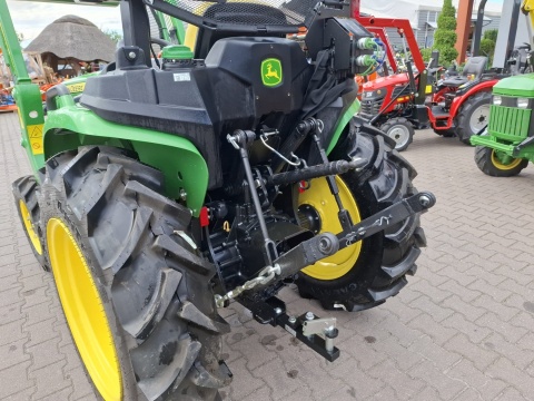 Ciągnik John Deere 3038E z ładowaczem czołowym John Deere 300E