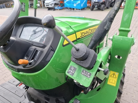 Ciągnik John Deere 3038E z ładowaczem czołowym John Deere 300E