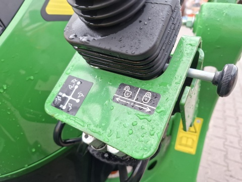 Ciągnik John Deere 3038E z ładowaczem czołowym John Deere 300E