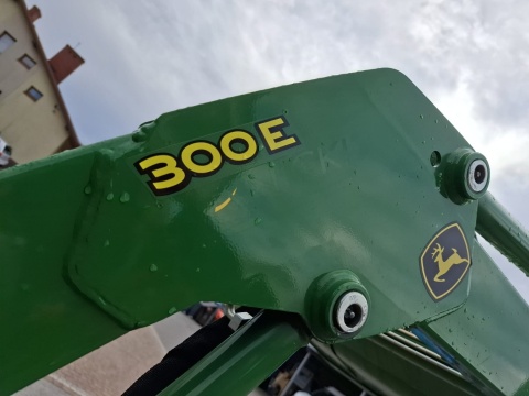 Ciągnik John Deere 3038E z ładowaczem czołowym John Deere 300E
