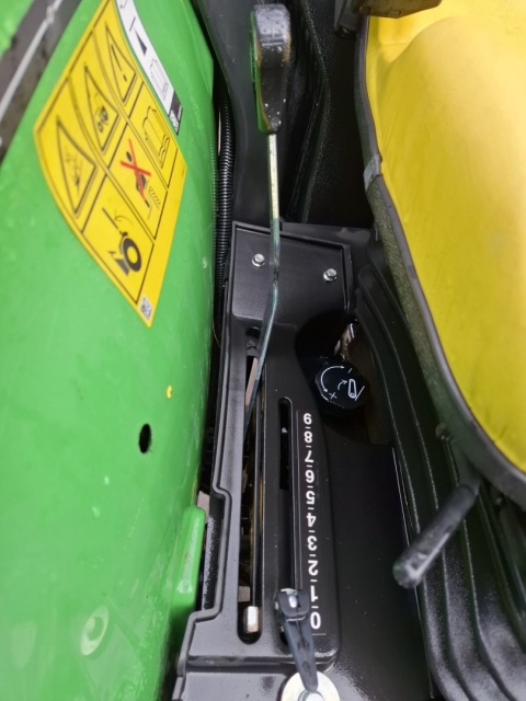 Ciągnik John Deere 3038E z ładowaczem czołowym John Deere 300E