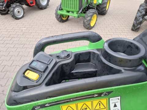 Ciągnik John Deere 3038E z ładowaczem czołowym John Deere 300E