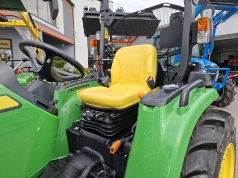 Ciągnik John Deere 3038E z ładowaczem czołowym John Deere 300E