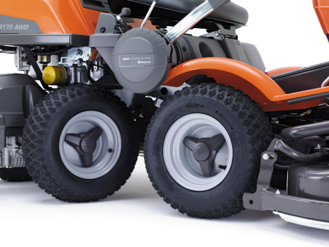 Traktor ogrodowy Husqvarna R 216T AWD