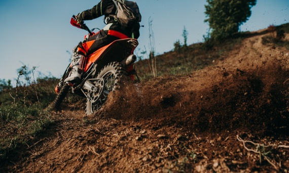 Cross, pit bike czy motocykl enduro – czym różnią się w praktyce?