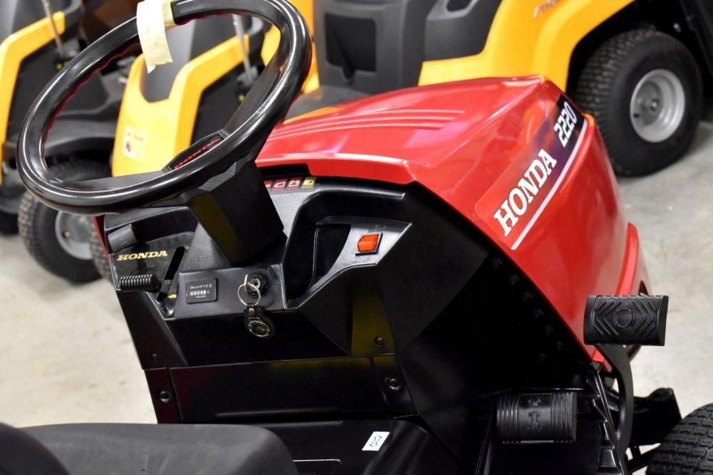 Traktorek kosiarka samojezdna z koszem Honda 2220 Hydrostat 20KM 122cm Radomsko - image 1